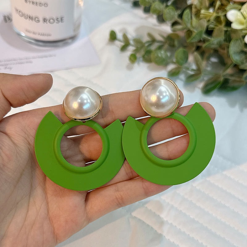 Fashionable and minimalist solid pearl geometric circular exaggerated earrings