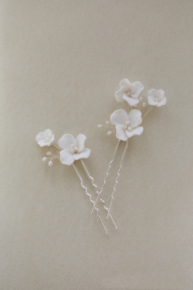 White Pottery Flower Four-leaf Petal Freshwater Pearl Hair Fork