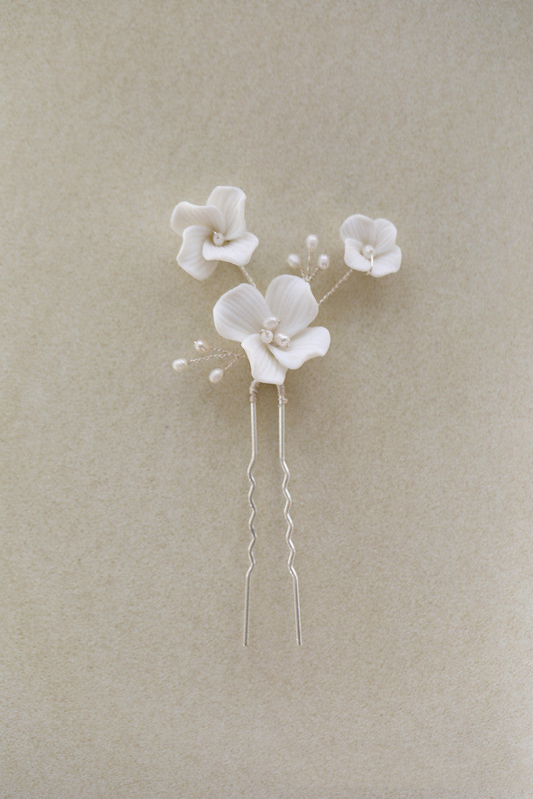 White Pottery Flower Four-leaf Petal Freshwater Pearl Hair Fork