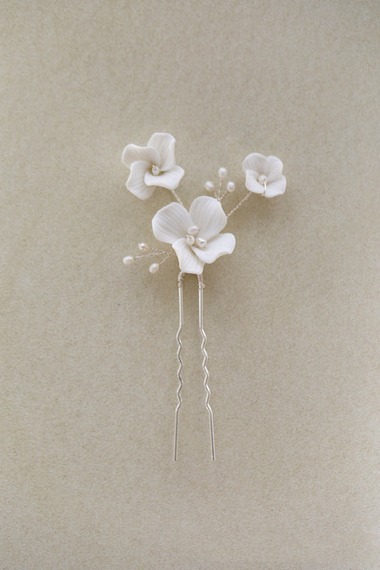White Pottery Flower Four-leaf Petal Freshwater Pearl Hair Fork