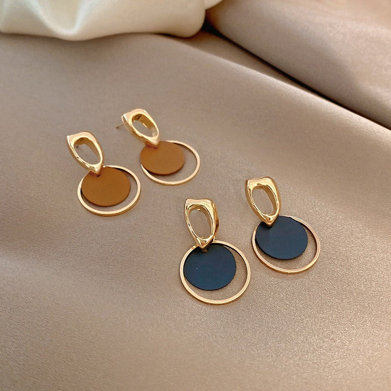 Contrasting circular earrings