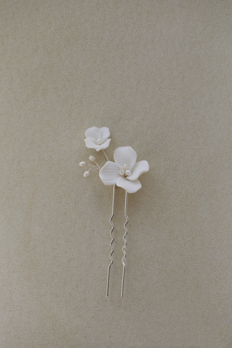 White Pottery Flower Four-leaf Petal Freshwater Pearl Hair Fork