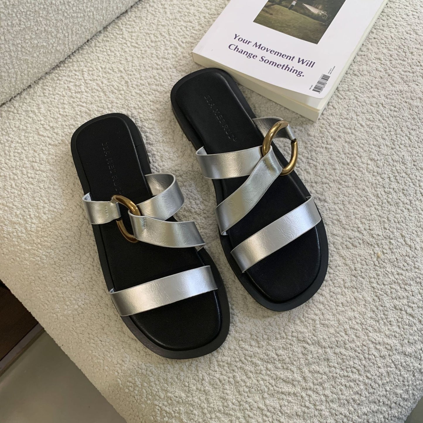 Flat-soled niche open-toe sandals