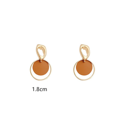 Contrasting circular earrings