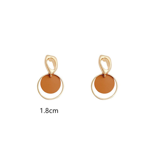 Contrasting circular earrings
