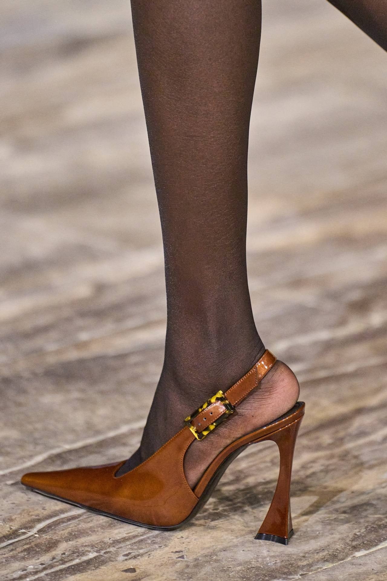 Lacquer Leather Mid Mouth Empty Pointed Pumps