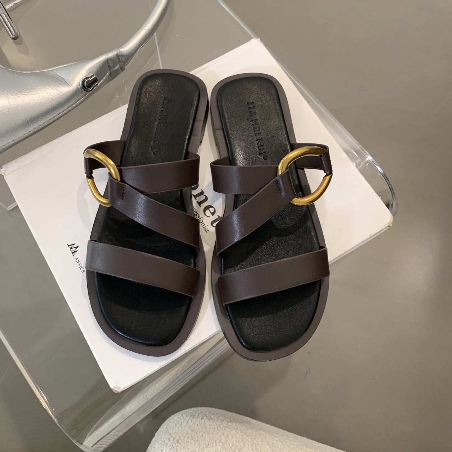 Flat-soled niche open-toe sandals