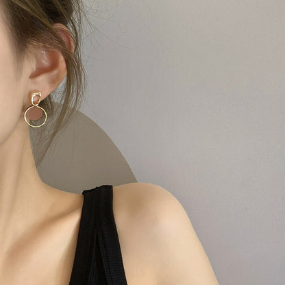 Contrasting circular earrings