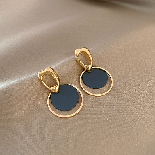 Contrasting circular earrings