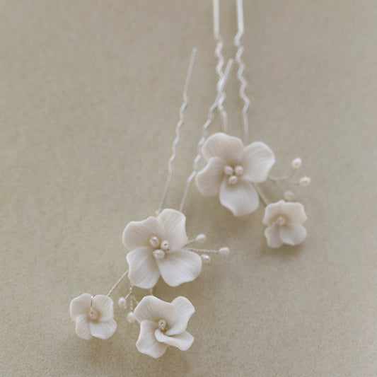 White Pottery Flower Four-leaf Petal Freshwater Pearl Hair Fork
