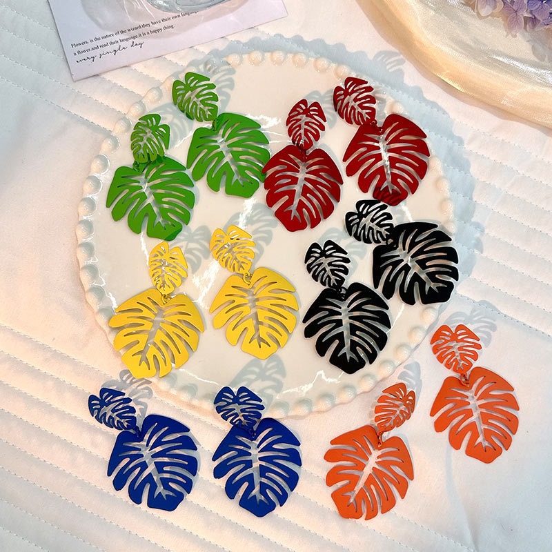 Hollow leaf earrings for fashion