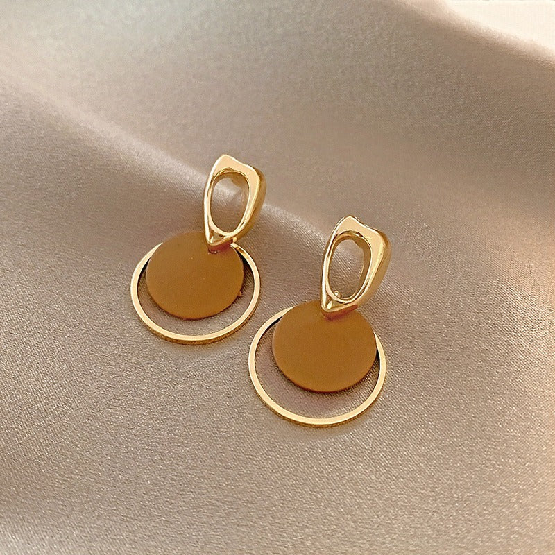 Contrasting circular earrings