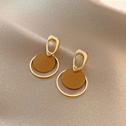 Contrasting circular earrings
