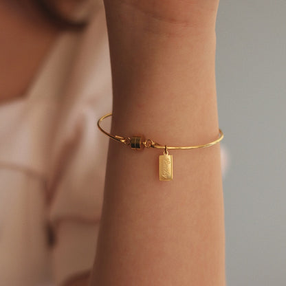Super Minimal Stainless Steel Engraved Lucky Square Plate Charm Magnet Gold Bangle Bracelets for Girl Ladies Jewelry Gift