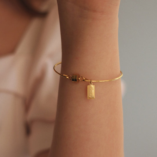 Super Minimal Stainless Steel Engraved Lucky Square Plate Charm Magnet Gold Bangle Bracelets for Girl Ladies Jewelry Gift
