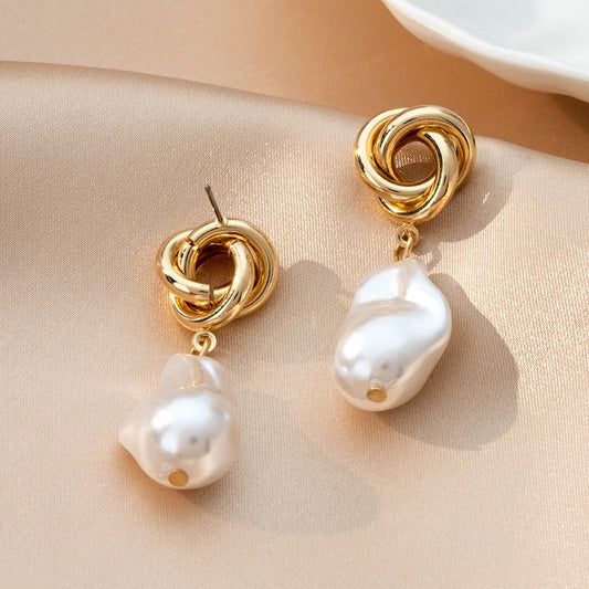 Pearl dangling earrings
