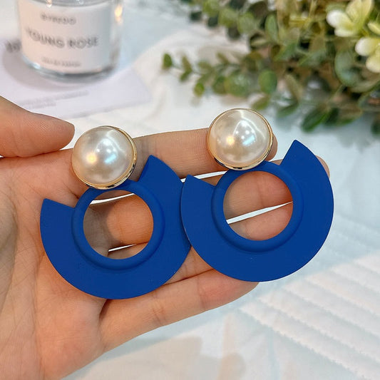 Fashionable and minimalist solid pearl geometric circular exaggerated earrings