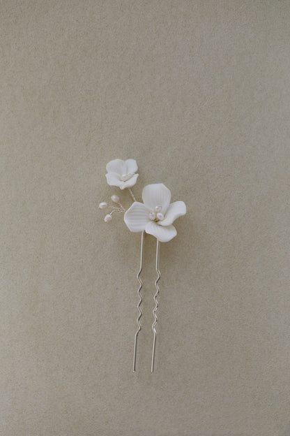 White Pottery Flower Four-leaf Petal Freshwater Pearl Hair Fork